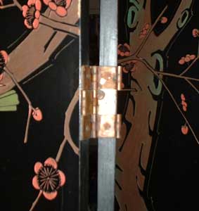 Hanging an oriental folding screen